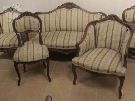PoulaTo: Εντυπωσιακό γαλλικό σαλόνι υποδοχής, αποτελούμενο από καναπέ, δύο καρεκλοπολυθρόνες και δύο καρέκλες. Ο καναπές χρειάζεται συντήρηση στο δεξιά κάτω πόδι.